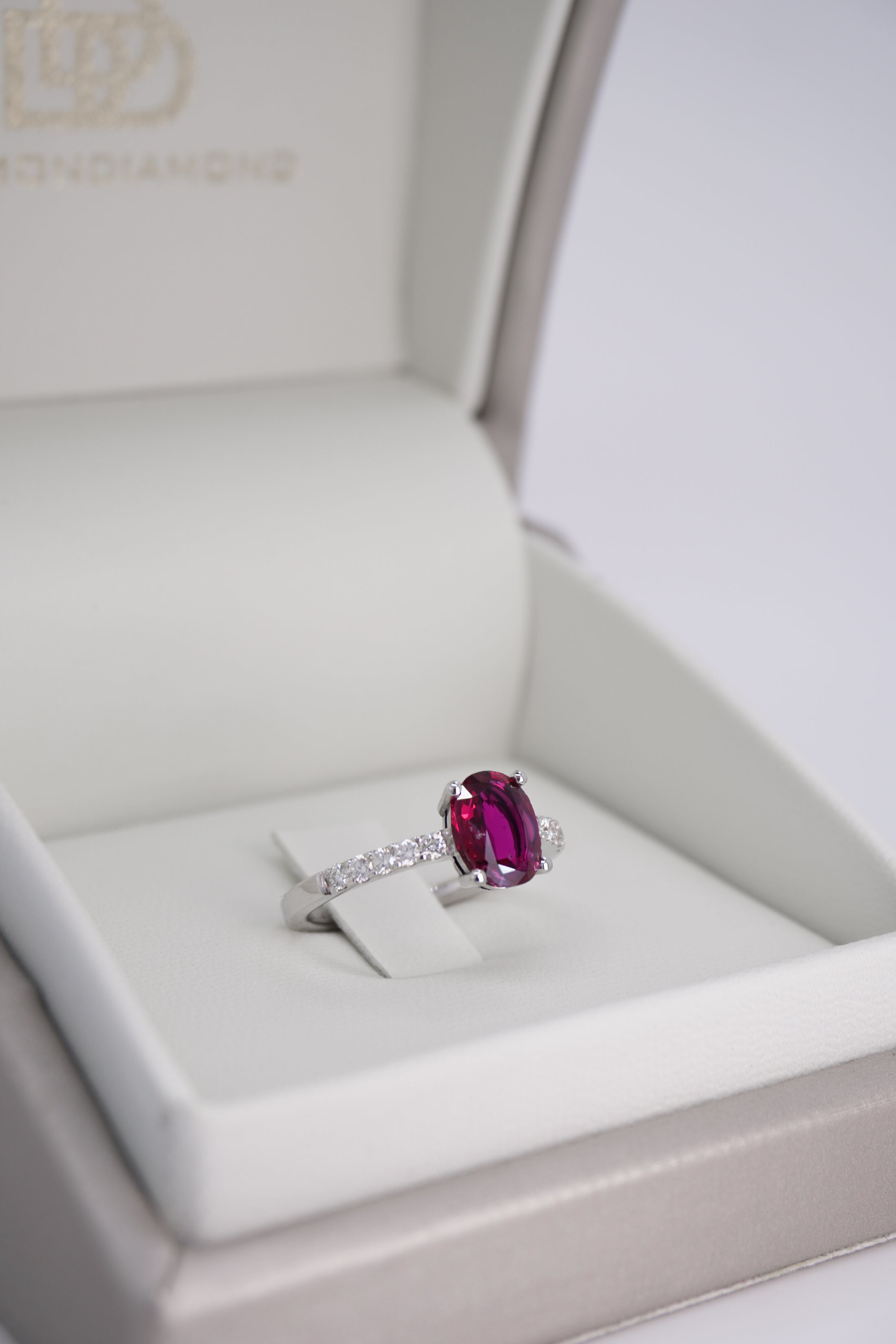 Anello con Rubino 1,22 ct e Diamanti