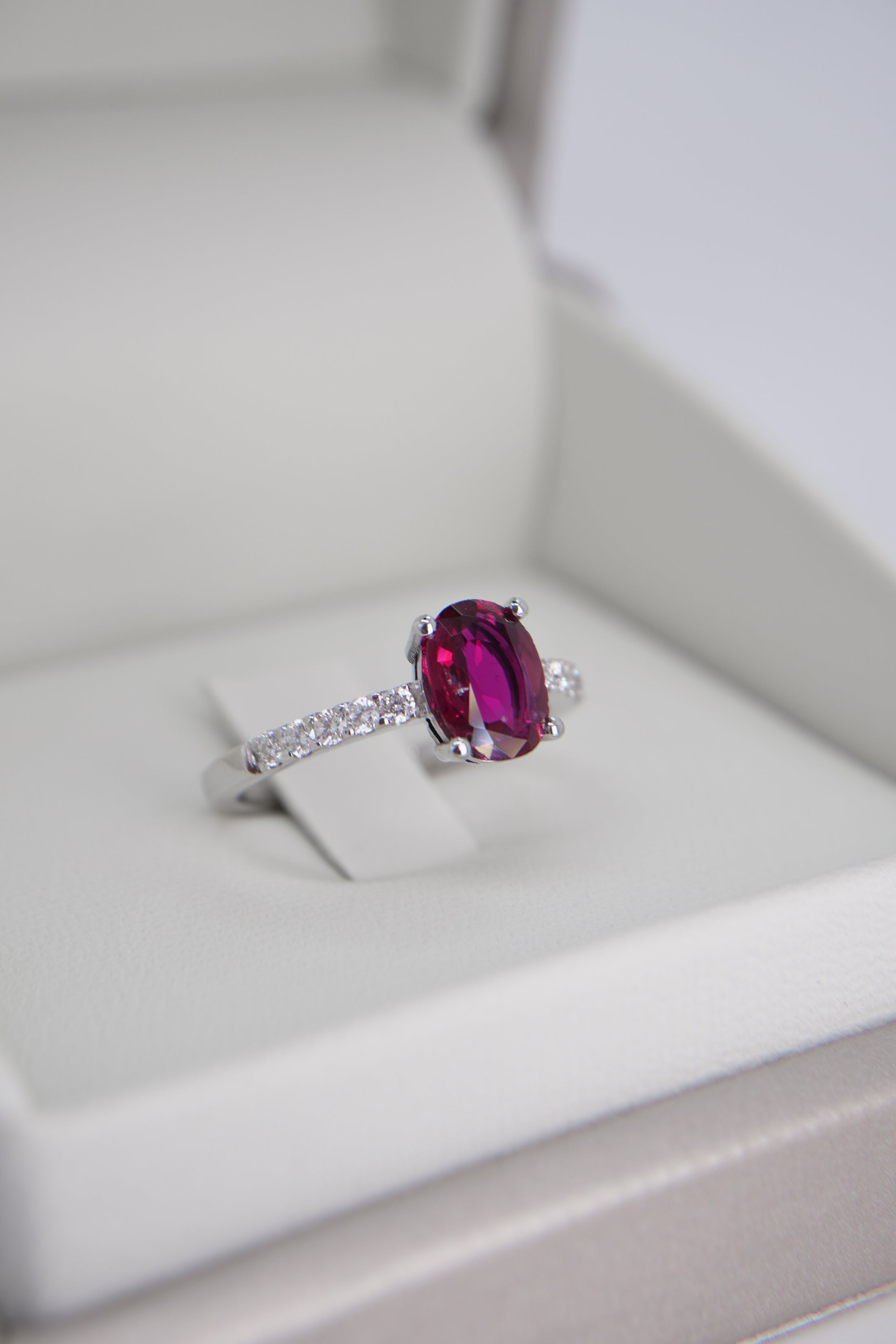 Anello con Rubino 1,22 ct e Diamanti