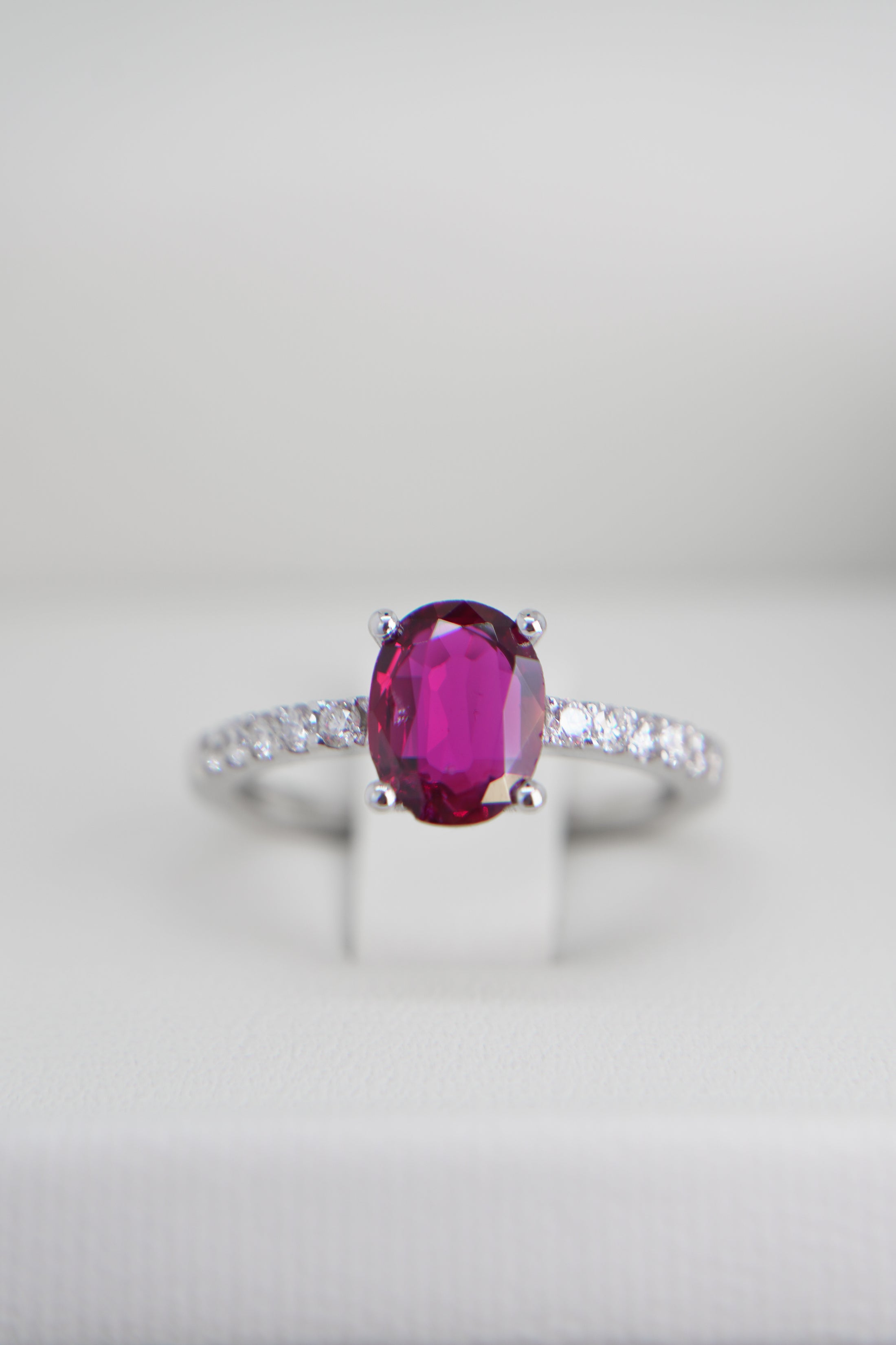 Anello con Rubino 1,22 ct e Diamanti
