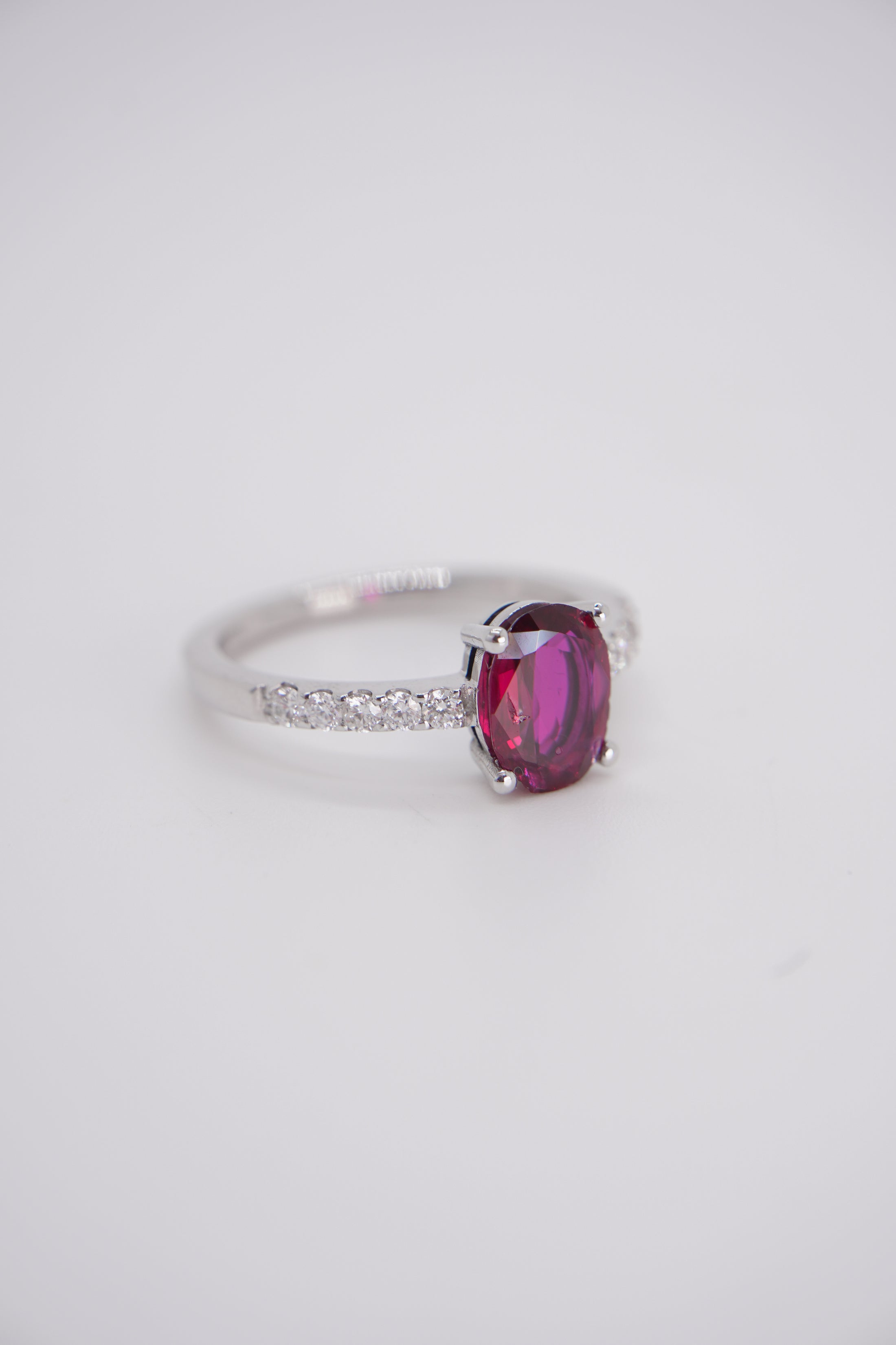 Anello con Rubino 1,22 ct e Diamanti
