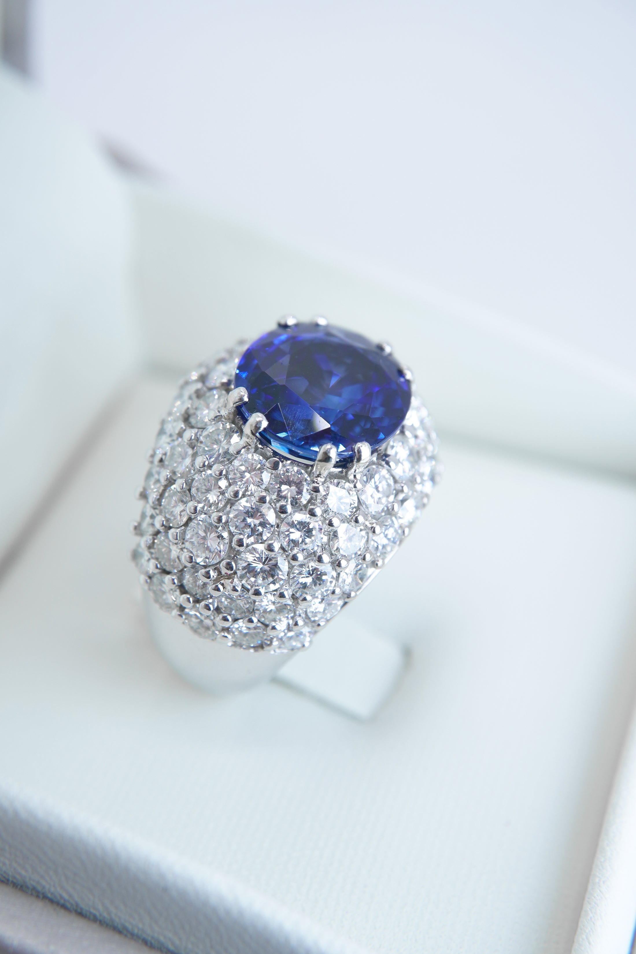 Anello con Zaffiro e Diamanti 8ct