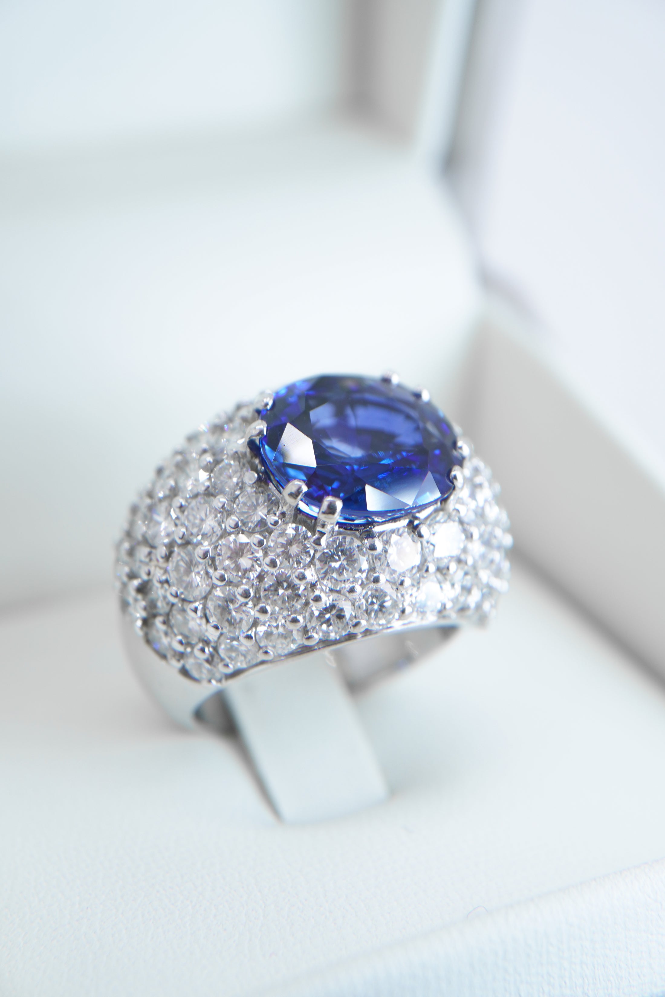 Anello con Zaffiro e Diamanti 8ct