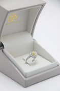 Carica l'immagine nel visualizzatore della galleria, Anello con Diamante fancy yellow
