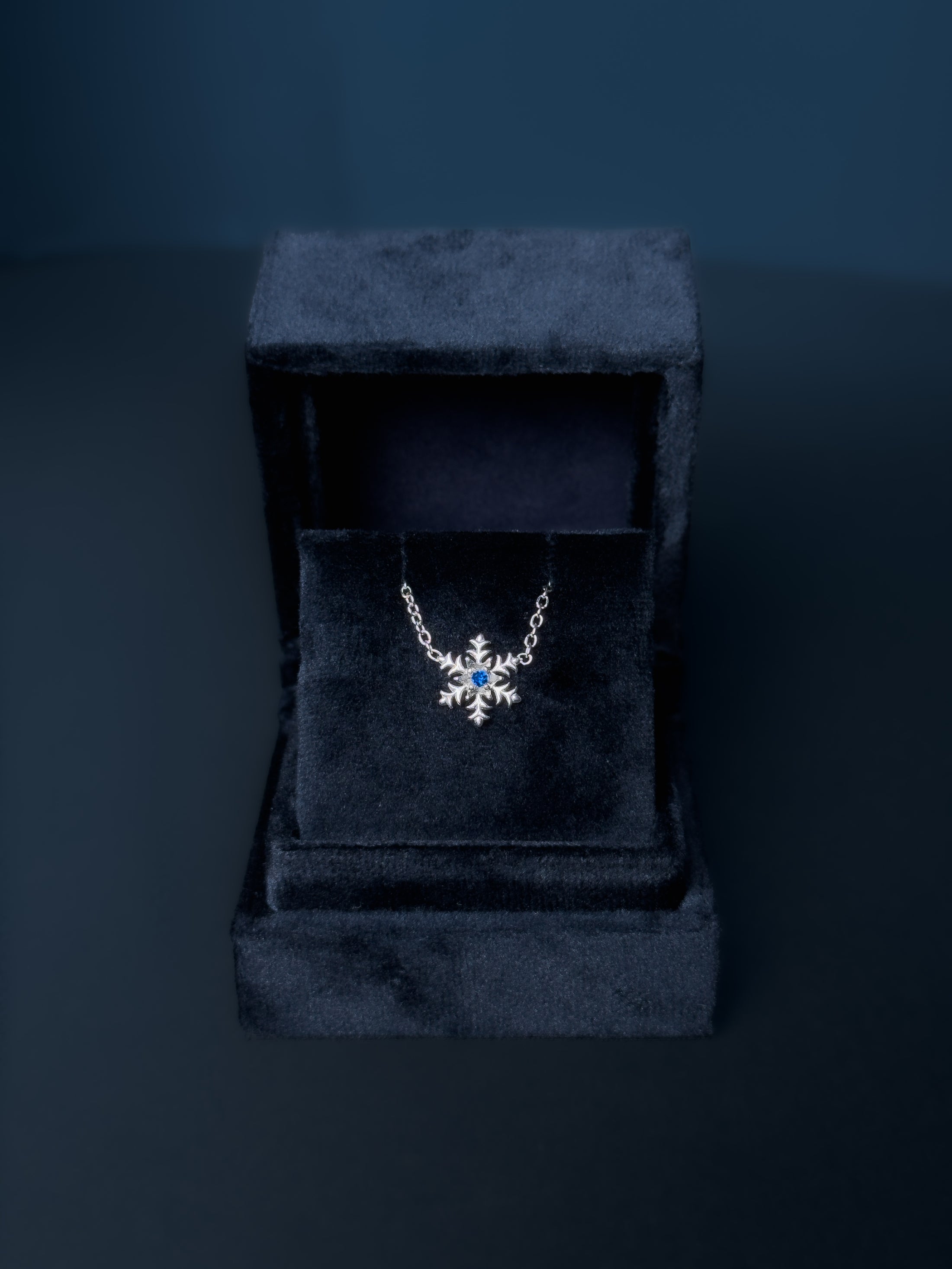 Collier Fiocco di Neve con Zaffiro - Oro Bianco