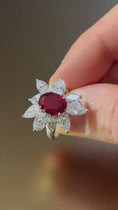 Carica e riproduci il video nel visualizzatore della galleria, Anello a Fiore con Rubino 2,60 CT. e Diamanti 4,50 CT. TOT
